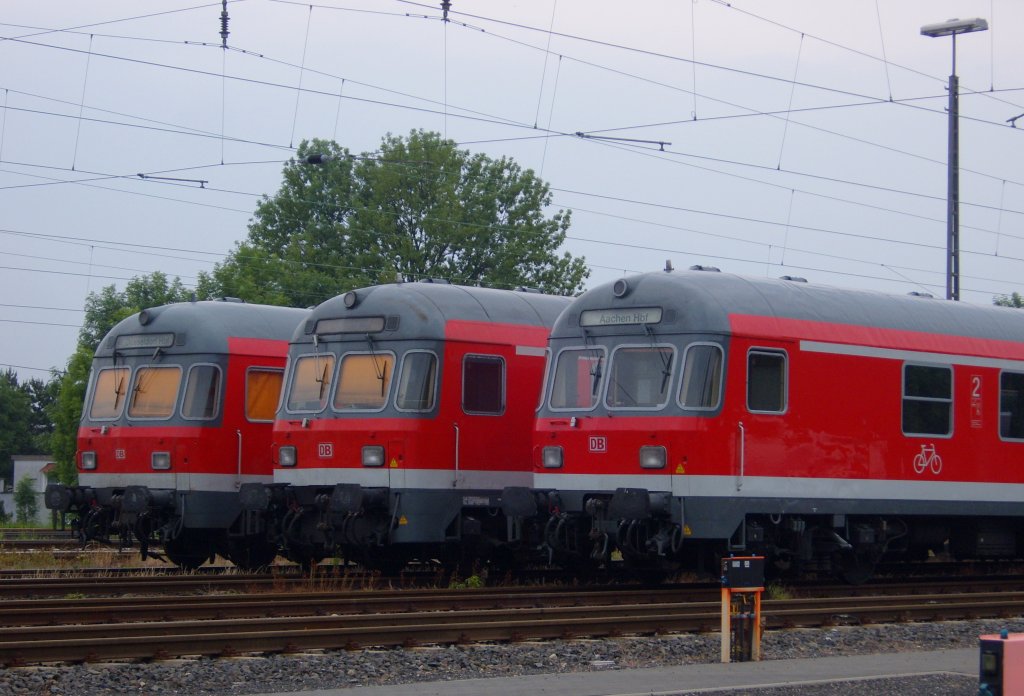 Drei Karlsruher Steuerwagen stehen am 12.06.2010 perfekt nebeneinander abgestellt in Aachen Rothe Erde. Am Kopf der drei Steuerwagen sind 110 415, 110 457 und 110 494.