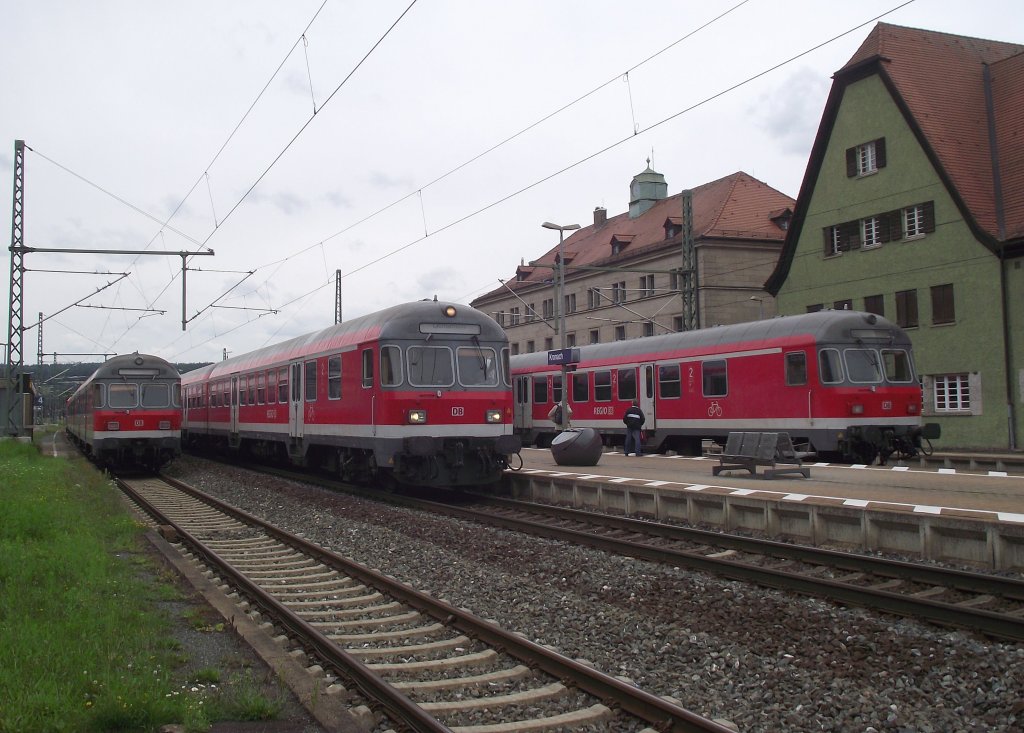 Drei Karlsruher Steuerwagen treffen sich am 20. Juli 2011 als RB nach Saalfeld (Saale), RB nach Bamberg und RB aus Hochstadt-Marktzeuln auf den Gleisen 2, 3 und 4 in Kronach.