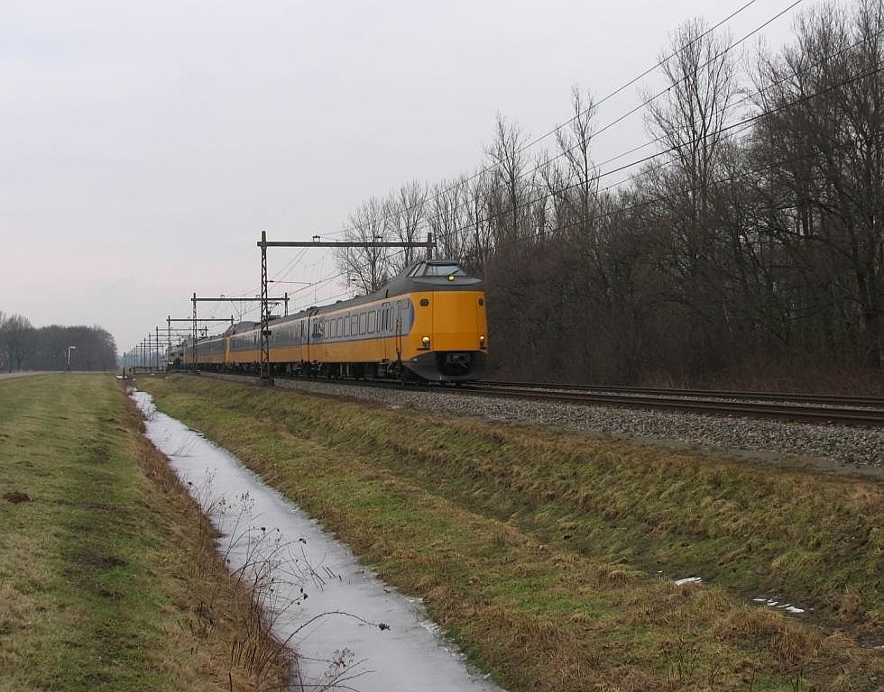 Drei Koplopers mit IC 554 Groningen CS-Den Haag CS bei Tynaarlo am 19-2-2010.