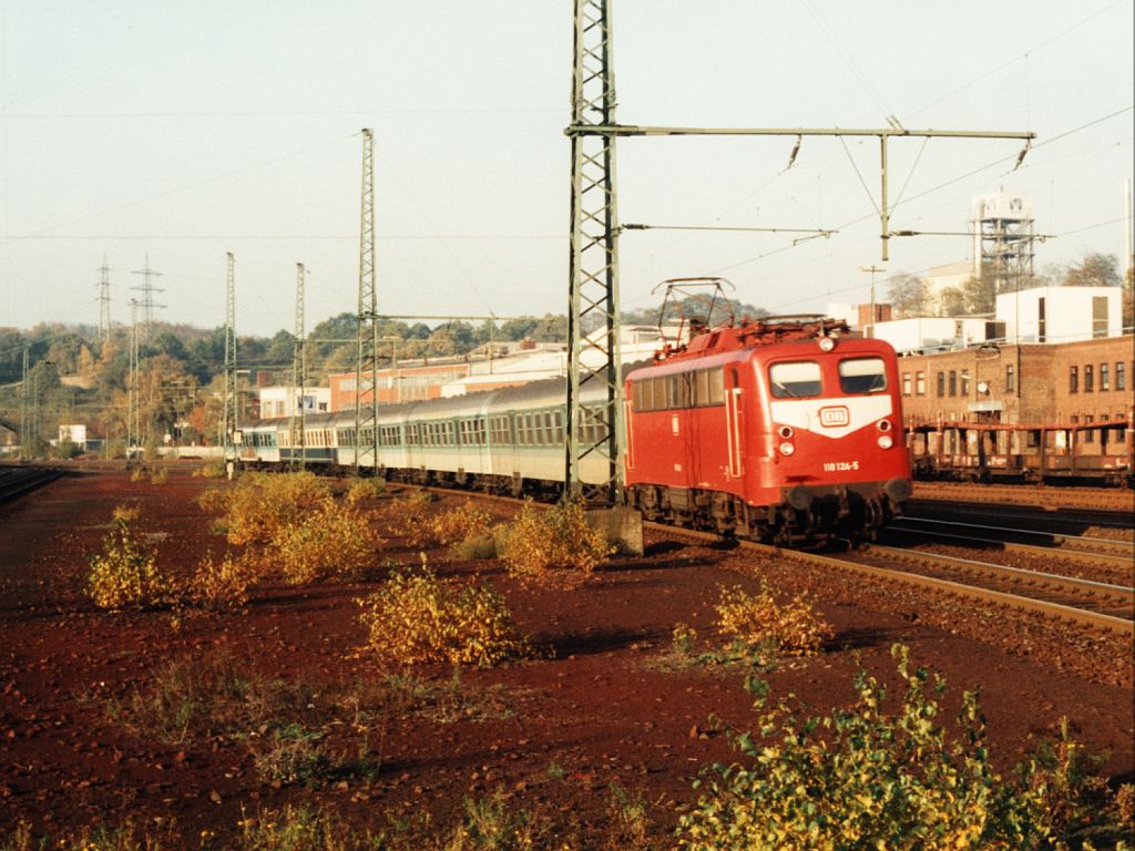Drei Lackierungen der BR 110. Die 110 124-5 mit RSB 3166 Hagen-Aachen auf Bahnhof Herzogenrath am 29-10-1993. Bild und scan: Date Jan de Vries.