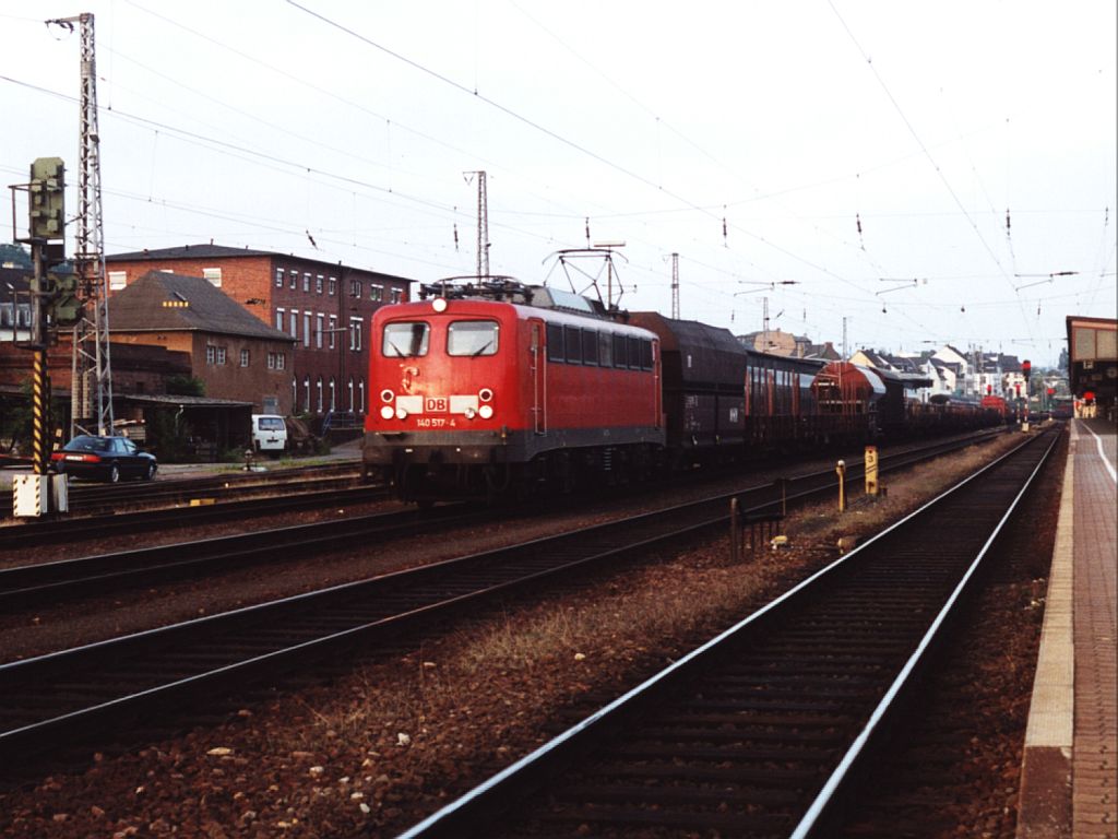 Drei Lackierungen der BR 140: 140 517-4 mit einem Gterzug auf Trier Hauptbahnhof am 22-7-2000. Bild und scan: Date Jan de Vries.