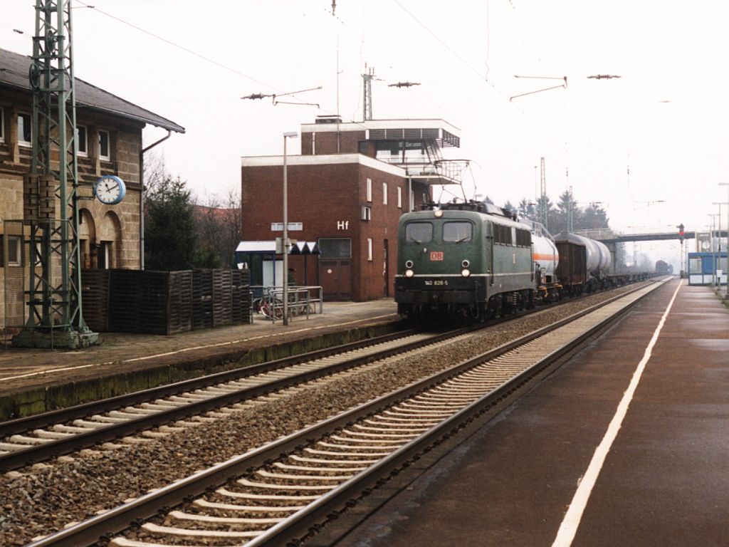 Drei Lackierungen der BR 140: Die grne 140 828-5 mit einem Gterzug auf Bahnhof Hasbergen am 5-2-2000. Bild und scan: Date Jan de Vries.