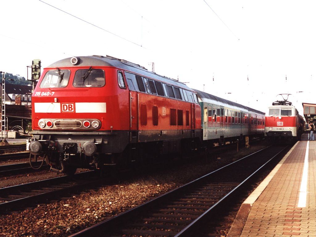 Drei Lackierungen der Br 215:. Die 215 040-7 mit RB 22372 Trier-Wasserbillig auf Trier Hauptbahnhof am 21-7-2000. Bild und scan: Date Jan de Vries. 