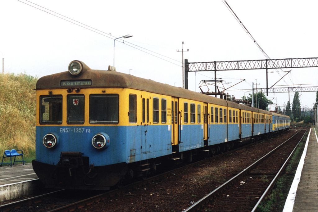 Drei Lackierungen der EN57. Die EN57-976rb / EN57-976s / EN57-976ra und EN57-1357rb / EN57-1357s / EN57-1357ra mit Regionalzug 87230 Kostrzyn-Rzepin auf Bahnhof Kostrzyn am 18-7-2005. Bild und scan: Date Jan de Vries.
