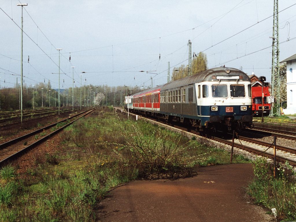 Drei Lackierungen der Steuerwagens Bauart Karlsruge. Hier ist die 141 378-0 mit RB 66 Die Teutobahn 12815 Mnster-Osnabrck und eine Steuerwagen unterwegs auf Bahnhof Hasbergen am 22-4-2000. Bild und scan: Date Jan de Vries.