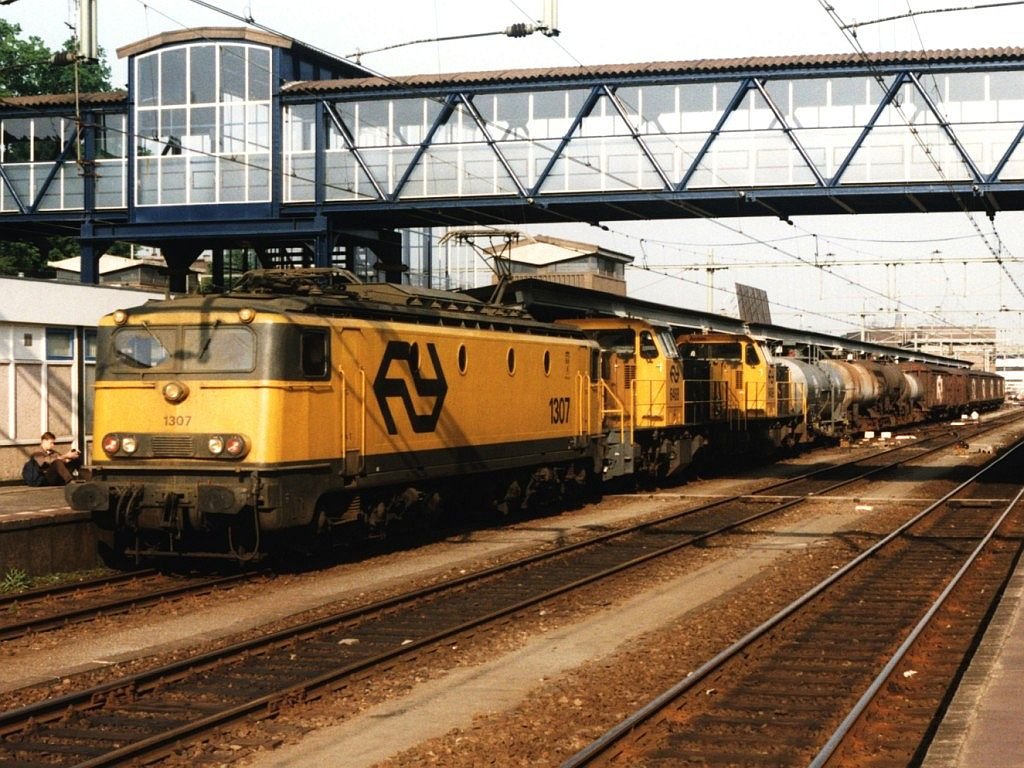 Drei Lokomotive (1307 + 6464 + 6458) mit Gterzug 54500 Arnhem-Kijfhoek auf Bahnhof Arnhem am 15-5-1997. Bild und scan: Date Jan de Vries.