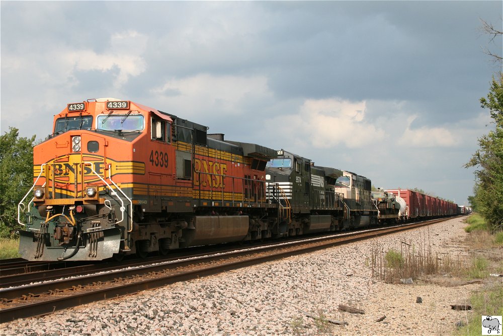 Drei Lokomotiven, von vorne GE C44-9W der BNSF # 4339, GE C40-9W der Norfolk Southern # 9574 und eine weitere BNSF Maschine,  bespannen einen Gterzug bei der Ortschaft White Oak in Oklahoma. Die Aufnahme entstand am 18. September 2011.