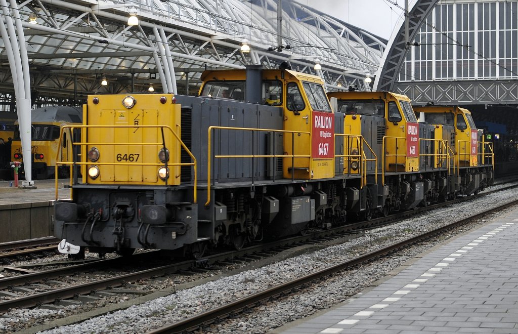 Drei loks der Raillion DB Logistics (6467-6461-6470) fhren durch Amsterdam in richtung Westhafen am 24.02 2011.