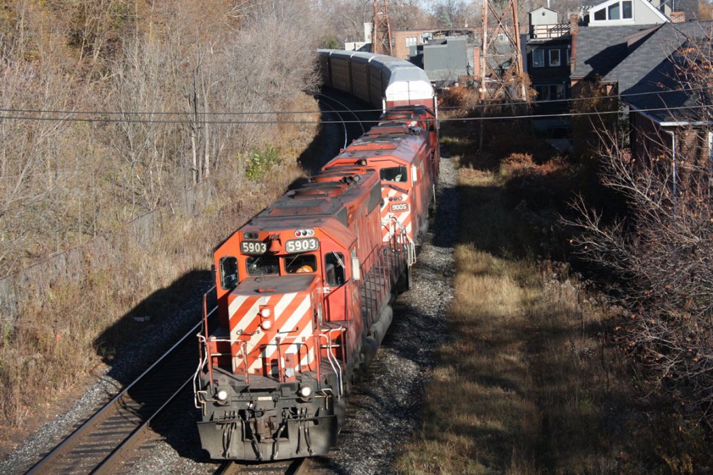 Drei Loks (Zwei SD40-2 und eine SD40-2F in der Mitte) fϋr diesen  Autorack  Gϋterzug. North Toronto sub. 13.11.2009 