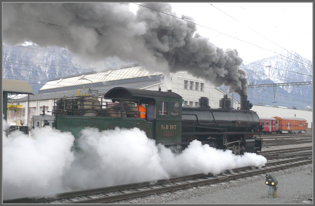 Drei Mann sind auf dem Fhrerstand der 107, was nicht allzuviel Platz lsst frs Kohle schaufeln. (24.01.2011)
