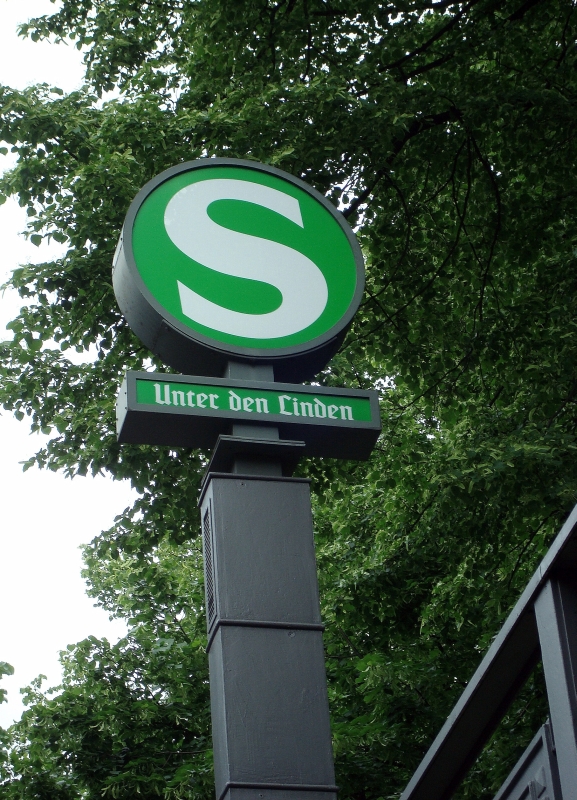 Drei Monate spter war der ursprngliche Stationsname schon Geschichte: ab August 2009 heit die einstige Station  Unter den Linden  nun  Brandenburger Tor . 15.5.2009