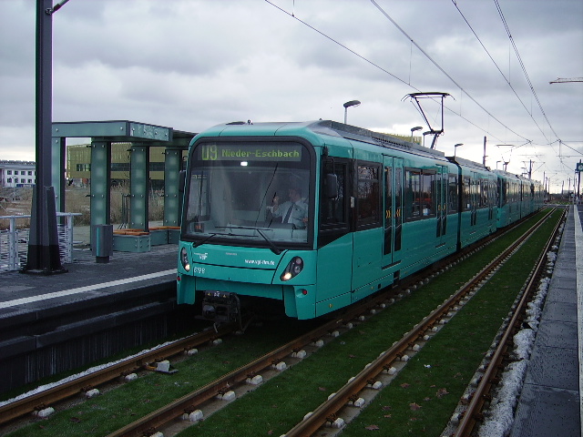 Drei neue U5 Wagen als die neue U-Bahn Linie 9 in Frankfurt Riedberg am 12.12.10 