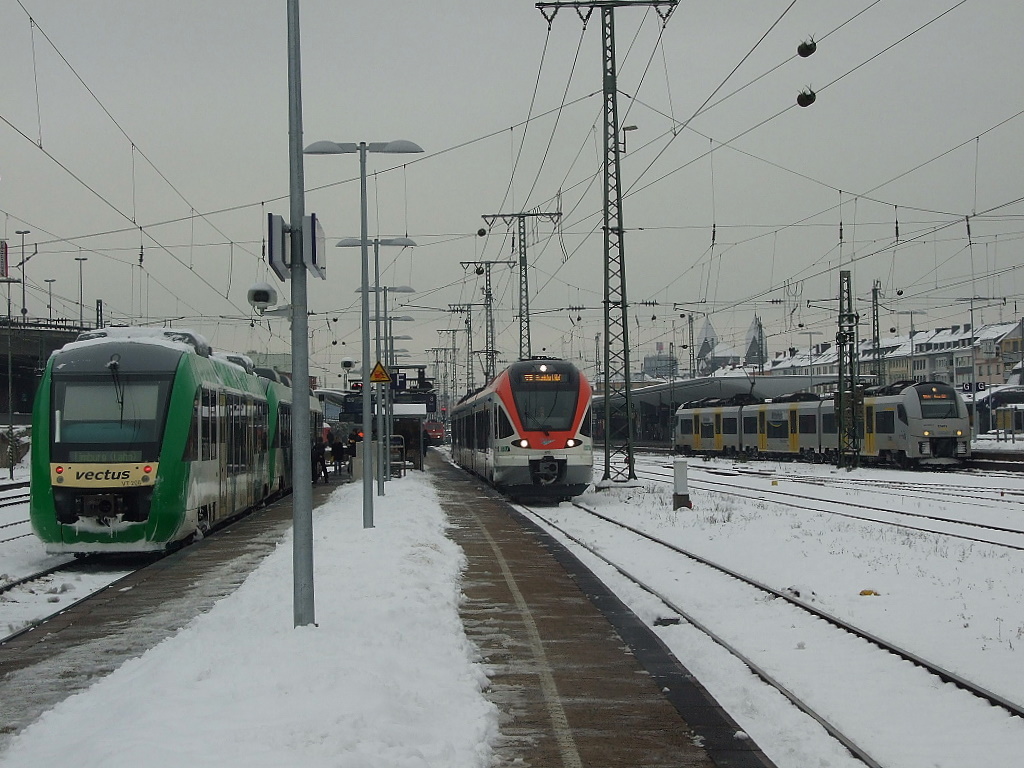 Drei Private in Koblenz auf einem Bild.Aufgenommen am 21.12.2010.
Vectus VT206 + VIAS ET410 + Transregio 460 507-7