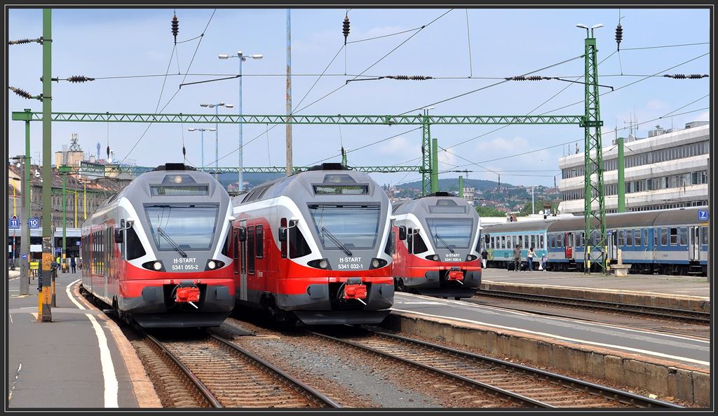 Drei Stadler Flirt in Silber/rot nebeneinander, wo gibt's das sonst noch als im schweizerischen Biberbrugg der SOB? 5341 055-2, 5341 032-1 und 5341 030-4 der MAV stehen in Budapest Dli Plyaudvar. (11.05.2013)