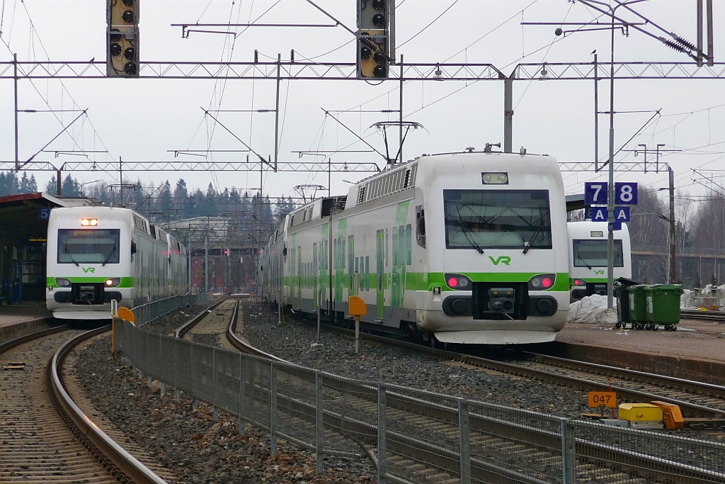 Drei Triebzge der VR-Baurehe Sm4 warten auf Abfahrt in Riihimki, 12.4.13
(Standort ist am Bahnsteigende, was in einer Kurve liegt)