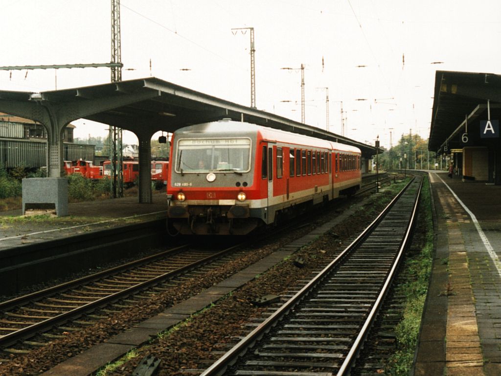 Drei Variante der BR 629/928. Die 628 499-6/928 499-3 mit RB 46 NOKIA-Bahn 72633 Gelsenkirchen-Bochum auf Wanne-Eckel Hauptbahnhof am 28-10-2000. Bild und scan: Date Jan de Vries.