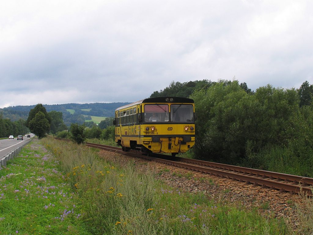 Drei Variante der Brotbchsen: 810 205-5 (Viamont) mit Os 15715 Svoboda nad pou-Trutnov Hlavn Ndra bei Kaln Voda am 8-8-2011.