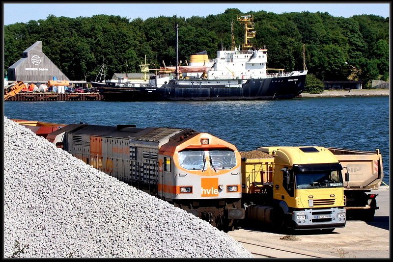 Drei Verkehrsarten auf einem Bild. Gleis, Strae und Wasser.
V330.2 -hvle- im Sdhafen von Stralsund.  am 03.07.09  