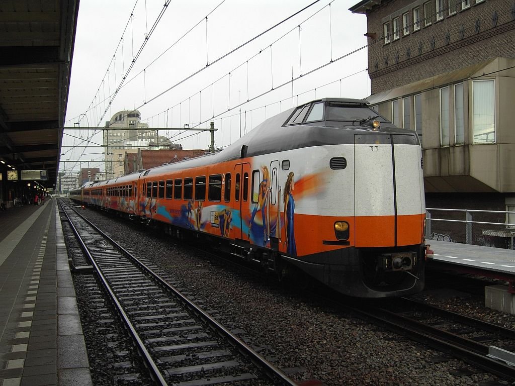 Drei verscheidene Farben der Koplopers: Hier sind die 4240 (Europameisterschaft 2008) und 4242 zu sehen auf Bahnhof Deventer am 11-7-2008.