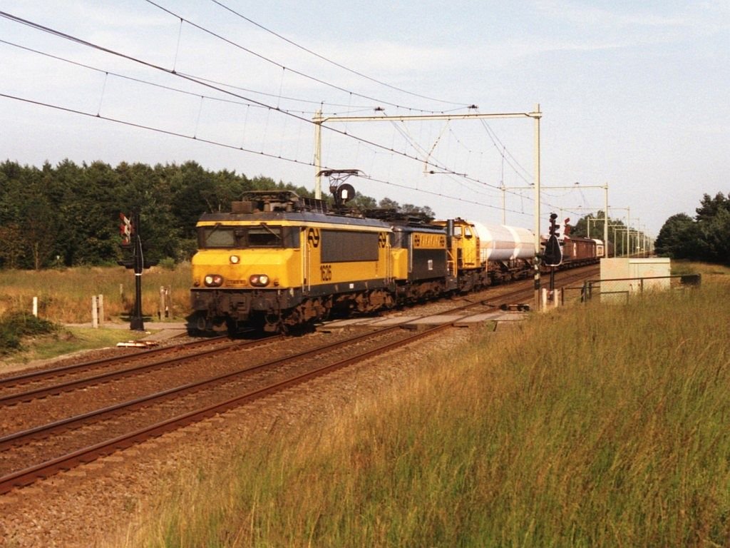 Drei verschiedene Baureihen/Lokomotiven (1626 + 1122 + 6482) mit Gterzug 54500 Arnhem-Kijfhoek bei Ginkel am 18-8-1997. Bild und scan: Date Jan de Vries.