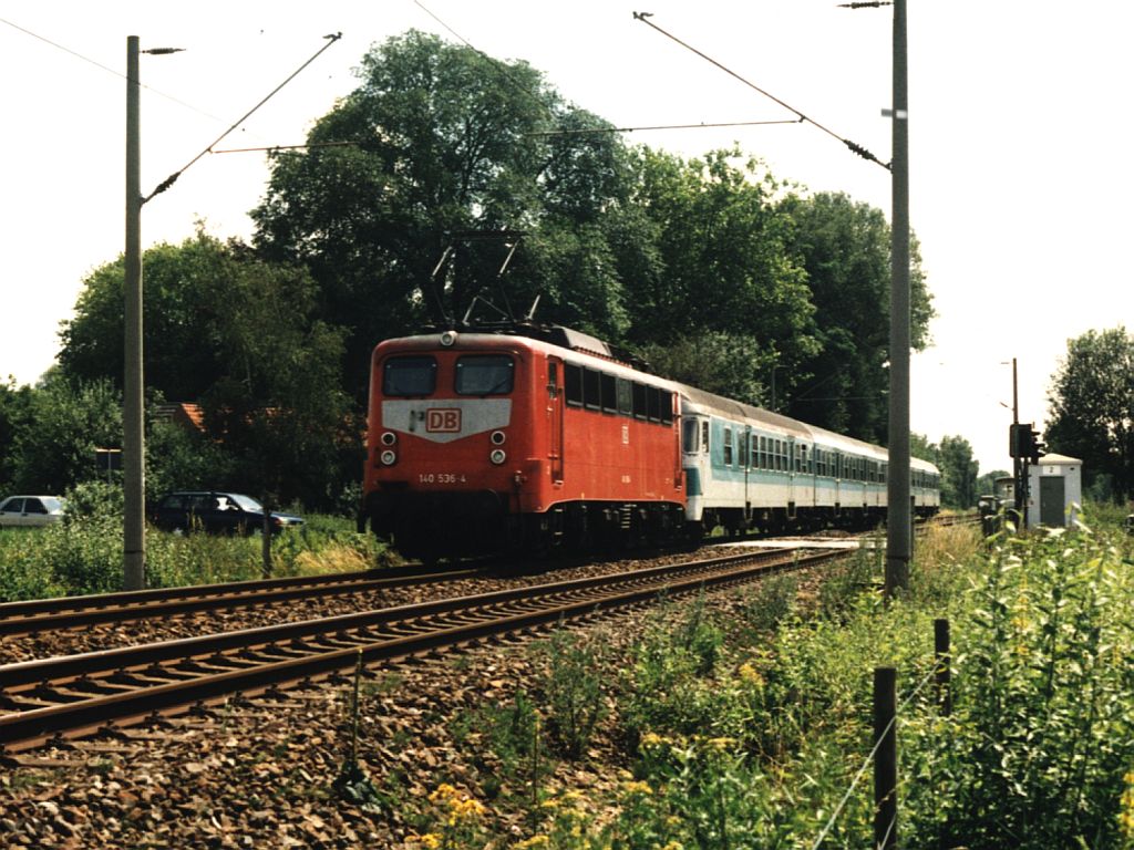 Drei verschiedene Einstze der BR 140. Hier hat die 140 536-4 die Spitze der Steuerwagen angekuppelt (?!) und fahrt als Regionalbahn Mnster-Emden vorbei in Hauenhorst am 19-07-1996. Bild und scan: Date Jan de Vries.