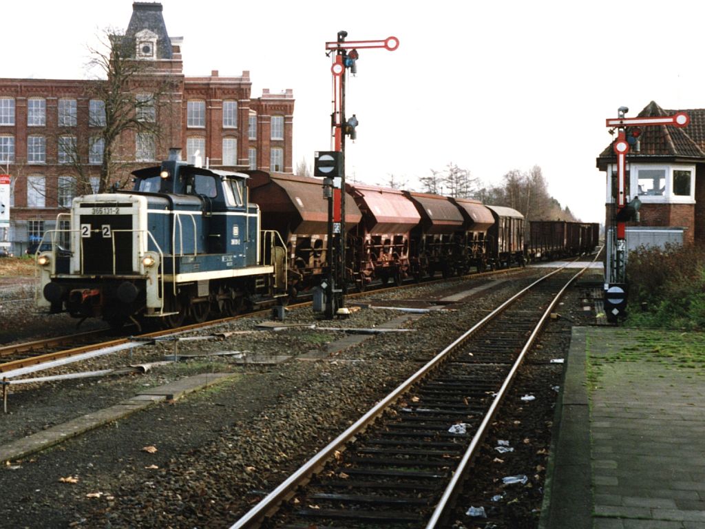 Drei verschiedene farben der BR 365. 365 131-2 mit bergabegterzug Wanne Eickel-Gronau auf Bahnhof Gronau am 25-11-1992. Bild und scan: Date Jan de Vries.