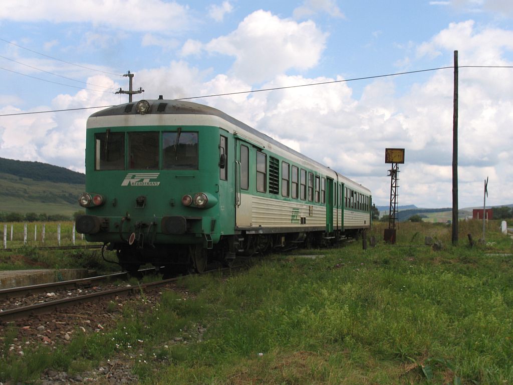 Drei verschiedene Farben der BR 57. Die grne 57-0439-9/97-0539-3 der Regiotrans (ex-SNCF X4626, Baujahr: 1970) mit Regionalzug 14832 Sighişoara-Odorhei bei Lutiţa am 30-8-2010.