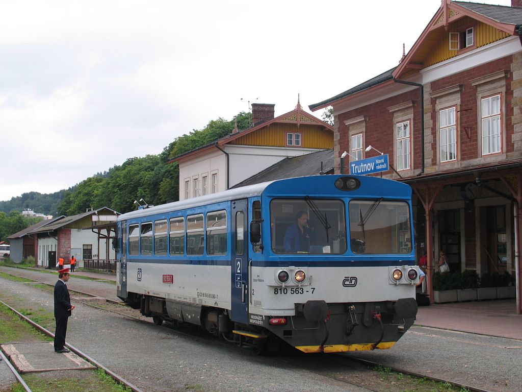 Drei verschiedene Lackierungen der BR 810: 810 563-7 mit Os 15756 Teplice nad Metuji-Trutnov Hlavn Ndra auf Bahnhof Trutnov Hlavn Ndra am 1-8-2011.