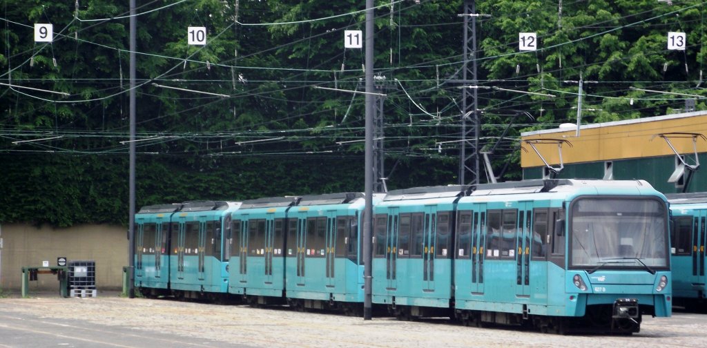 Drei VGF U5-25 Wagen stehen am 08.06.13 in Heddernheim 