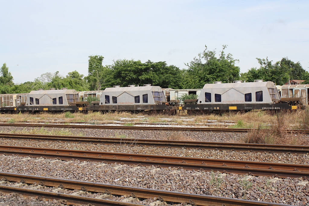 Drei Wagen der Type บ.ซ.ท. (=B.C.S./Bogie Cement Hopper Wagon) am 22.August 2010 im Bf. Ban Phachi.