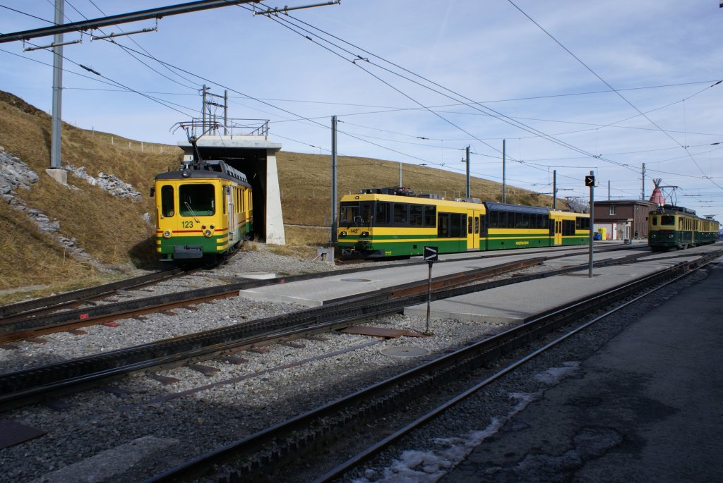 Drei Zge warten am Nachmittag des 31.10.09 in der Kleinen Scheidegg auf ihren nchsten Einsatz. 