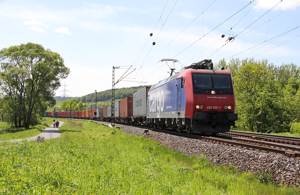 Dreifach Null. 482 000-7 mit Containerzug in Fahrtrichtung Norden. Aufgenommen am 17.05.2012 bei Mecklar.
