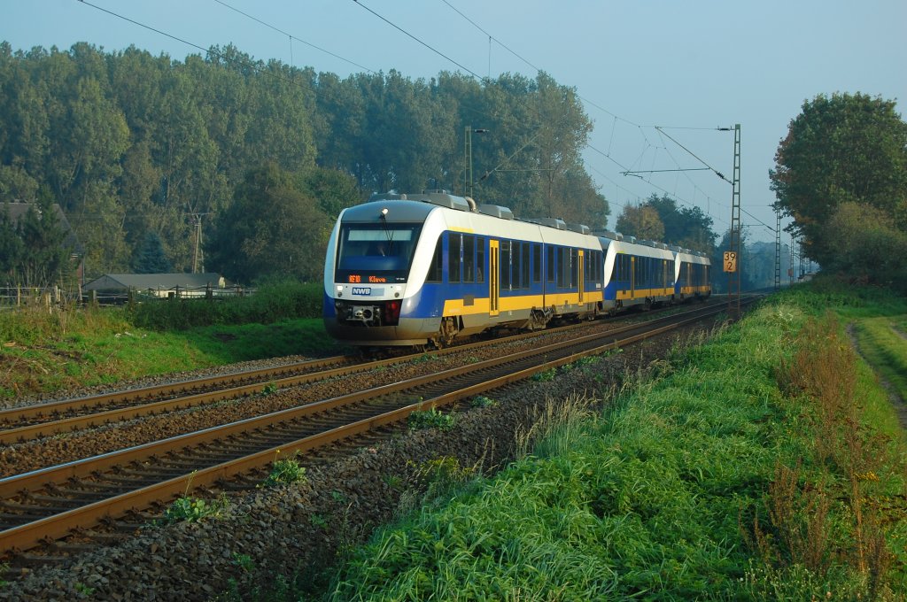 Dreifachtracktion der NWB bei Tilmeshof am 12.10.2010. Ziel Bahnhof ist der Endpunkt der RE10 Kleve.