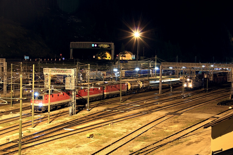 Dreifachtraktion (1144) mit Gterzug in Brenner. 19.10.2012