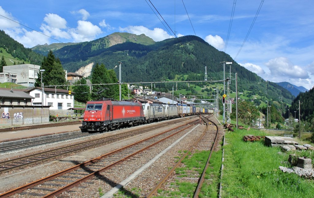 Dreifachtraktion 185 vor einem Gterzug bei Durchfahrt in Airolo. Zuvorderst: 185 596-4, Ewals Cargo 185 581-6 und die 186 906-4, 02.09.2012. Gruess an den LF.