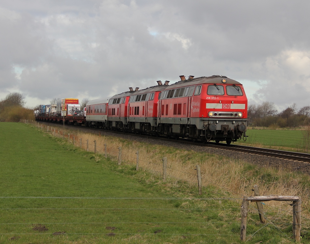 Dreifachtraktion: Die Loks 218 372-1, 218 362-2 und 218 344 ziehen einen Sylt-Shuttle Richtung Niebll. Aufgneommen am 13.04.2012 bei Niebll.