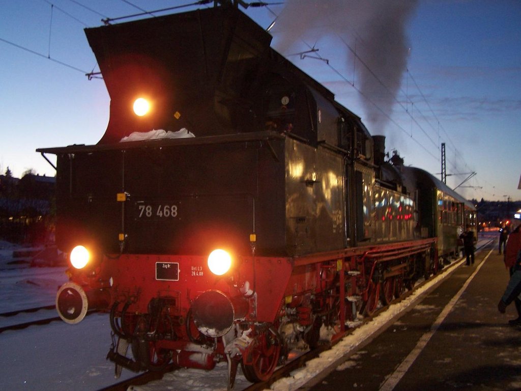 Dreiknigsdampf 2010. Nachdem die V 100 mit 4 Wagen nach Singen abfuhr, bernimmt die 78 468 den letzten Wagen um richtung Rottweil zu fahren.