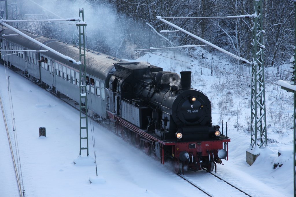 Dreiknigsdampf 2010. Mit Volldampf von Singen (Htw.) und Rottweil zur Dreiseenbahn (Singen-Engen-Donaueschingen-Titisee-Seebrugg und zurck). Die Personenzug-Tenderdampflokomotive 78 468 untersttzt von einer historischen Diesellok V 100 1041 aufgenommen am 02.01.2010 in Donaueschingen.