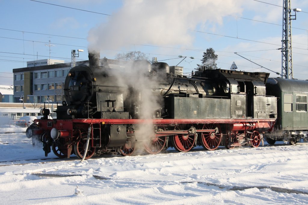 Dreiknigsdampf 2010. Mit Volldampf von Singen (Htw.) und Rottweil zur Dreiseenbahn (Singen-Engen-Donaueschingen-Titisee-Seebrugg und zurck). Die Personenzug-Tenderdampflokomotive 78 468 untersttzt von einer historischen Diesellok V 100 1041 aufgenommen am 02.01.2010 in Donaueschingen.