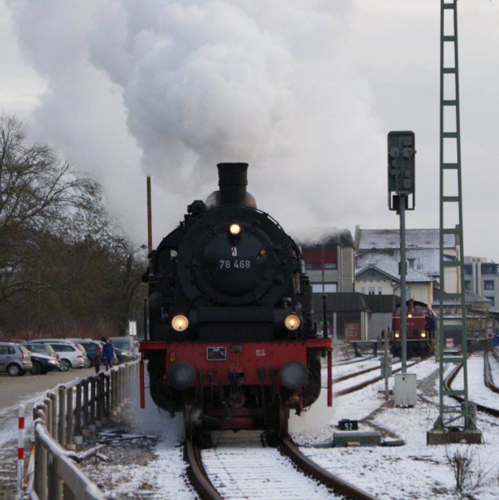 Dreiknigsdampf 2010.Am Tbingen Hbf 03.01.2010 um 9:09 ist die Tenderdampflokomotive 78 468 mit dem Wasser fassen fertig. 