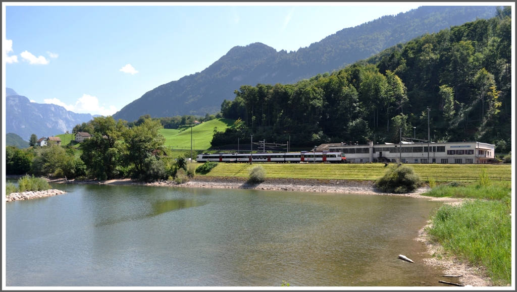 Dreiteilige Dominos bestreiten jetzt den Regionalverkehr zwischen Chur und Ziegelbrcke.Hier ist 7854 bei Unterterzen am Walensee unterwegs. (20.08.2012)