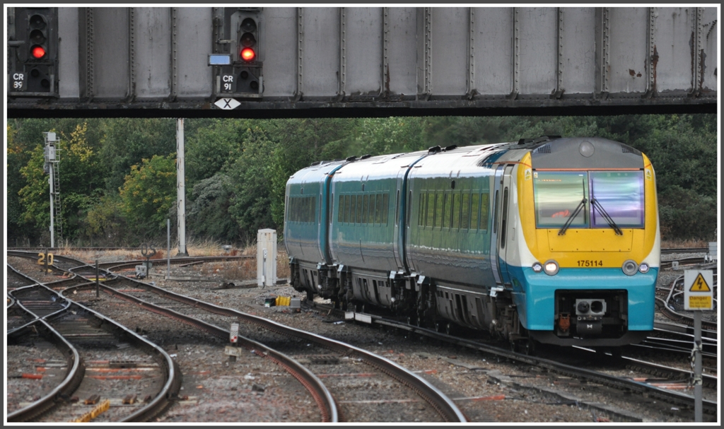 Dreiteiliger 175 114 von Arriva, wie er auf der Route durch Nordwales zum Einsatz kommt. Die Zge sind sehr bequem und sauber, auch usserlich habe ich keine versprayten Zge whrend meiner Reise gesehen. (16.08.2011)