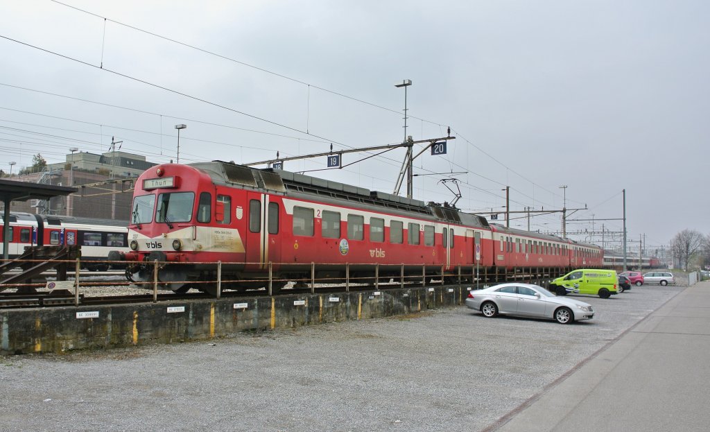 Dreiteiliger RBDe 566 I 220 abgestellt in Thun, 06.04.2013.