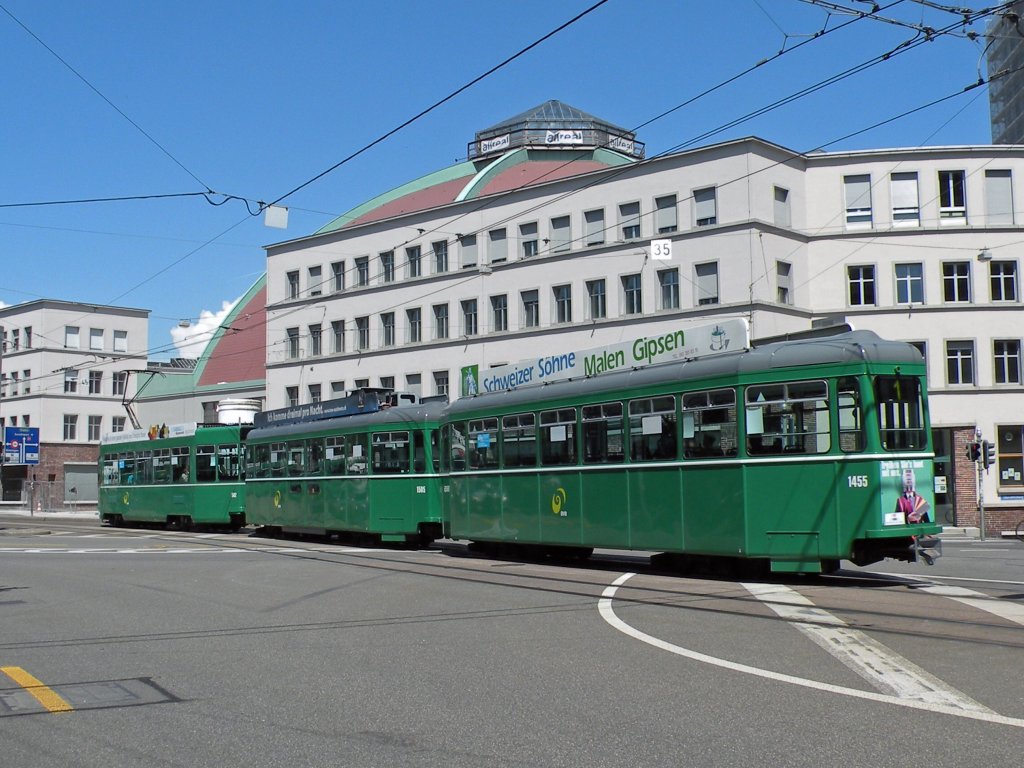 Dreiwagenzug auf der Linie 1 fhrt Richtung Markthalle in Basel. Die Aufnahme stammt vom 21.05.2011.