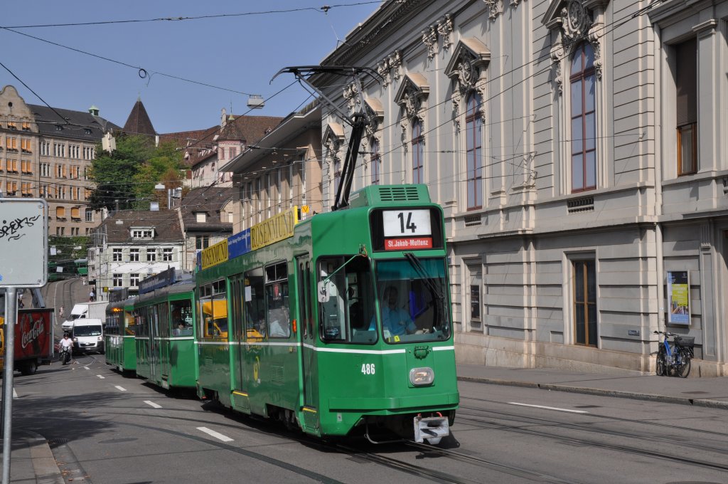 Dreiwagenzug auf der Linie 14 mit dem Be 4/4 486 an der Spitze fhrt den Steinenberg hinauf zur Haltestelle Bankverein. Die Aufnahme stammt vom 22.08.2011.