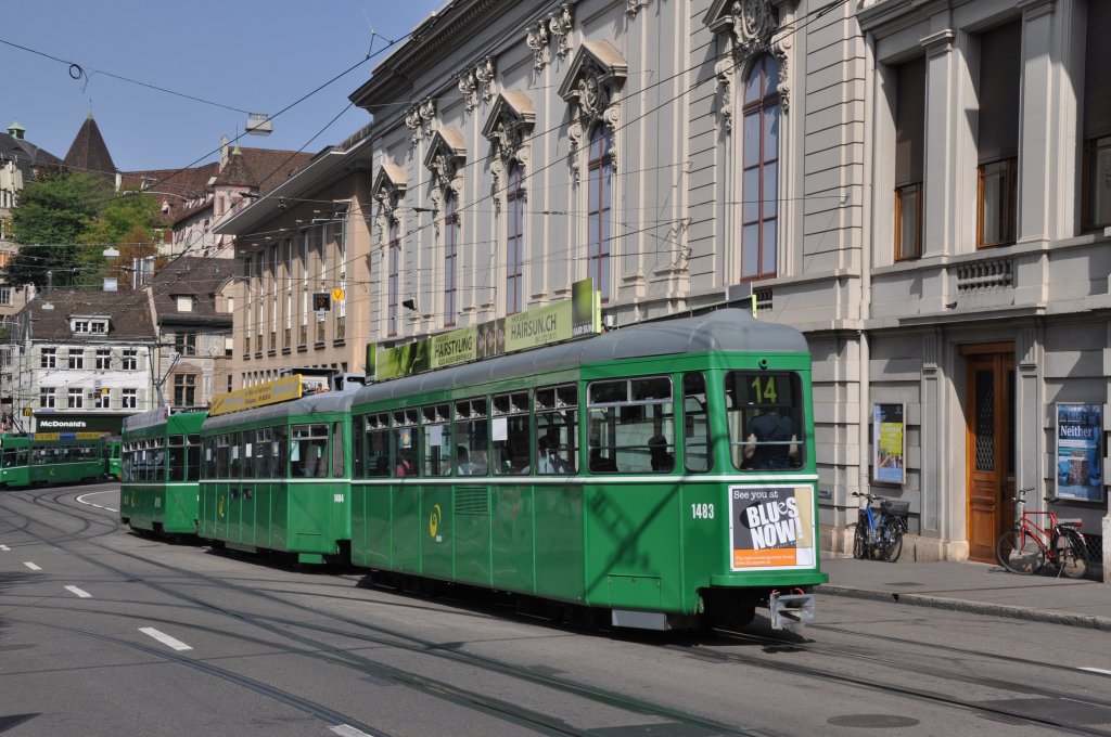 Dreiwagenzug auf der Linie 14 mit dem Motorwagen 500, dem B4S 1484 und dem B4 1483 fahren den Steinenberg hinunter zur Haltestelle Barfsserplatz. Die Aufnahme stammt vom 22.08.2011.