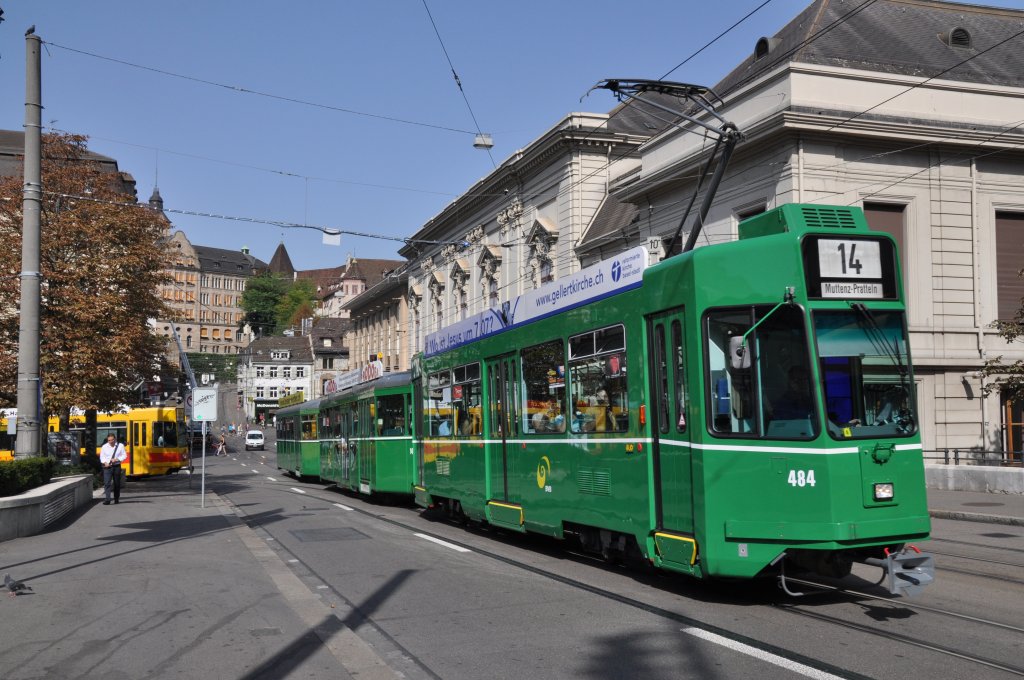 Dreiwagenzug auf der Linie 14 mit dem Be 4/4 484 an der Spitze fhrt den Steinenberg hinauf zur Haltestelle Bankverein. Die Aufnahme stammt vom 22.08.2011.