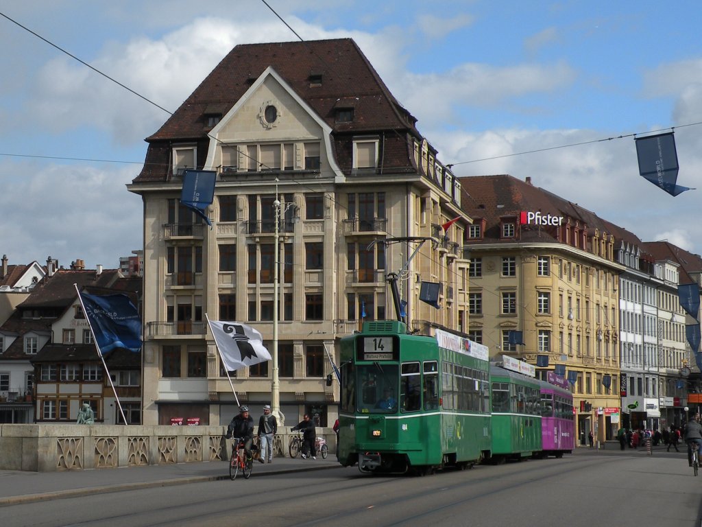 Dreiwagenzug auf der Linie 14 mit dem Be 4/4 484 an der Spitze berquert die Mittlere Rheinbrcke. Die Aufnahme stammt vom 08.03.2012.