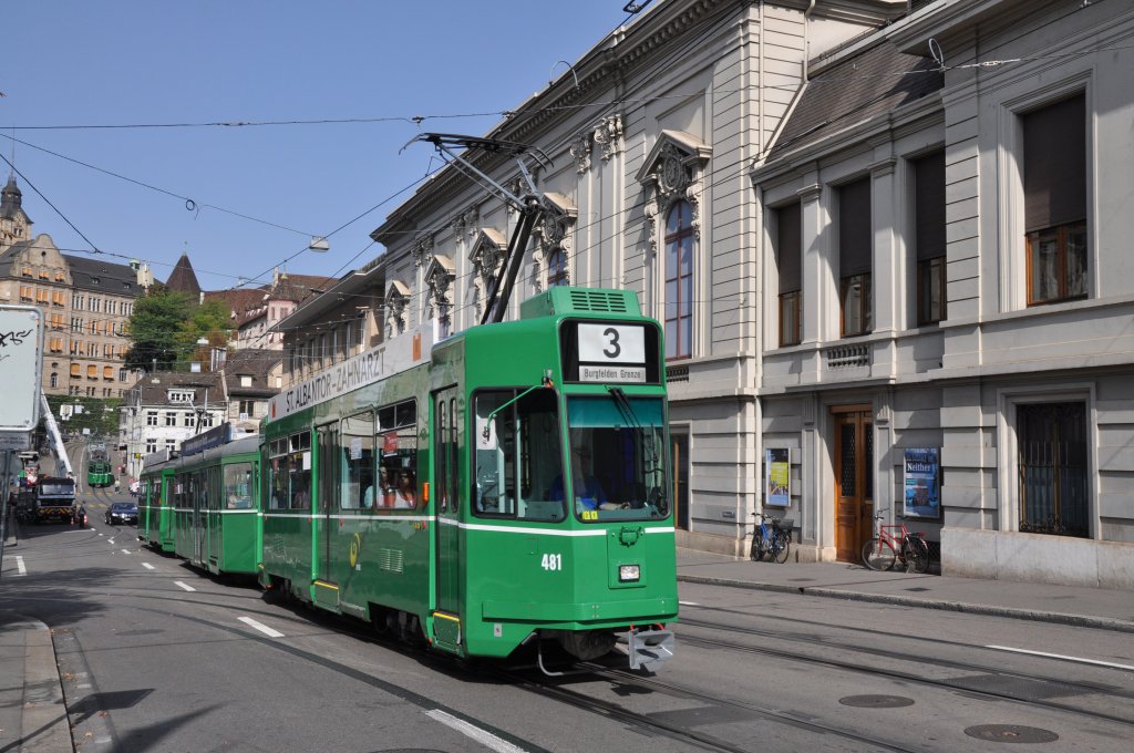 Dreiwagenzug auf der Linie 3 mit dem Be 4/4 481 an der Spitze fhrt den Steinenberg hinauf zur Haltestelle Bankverein. Die Aufnahme stammt vom 22.08.2011.