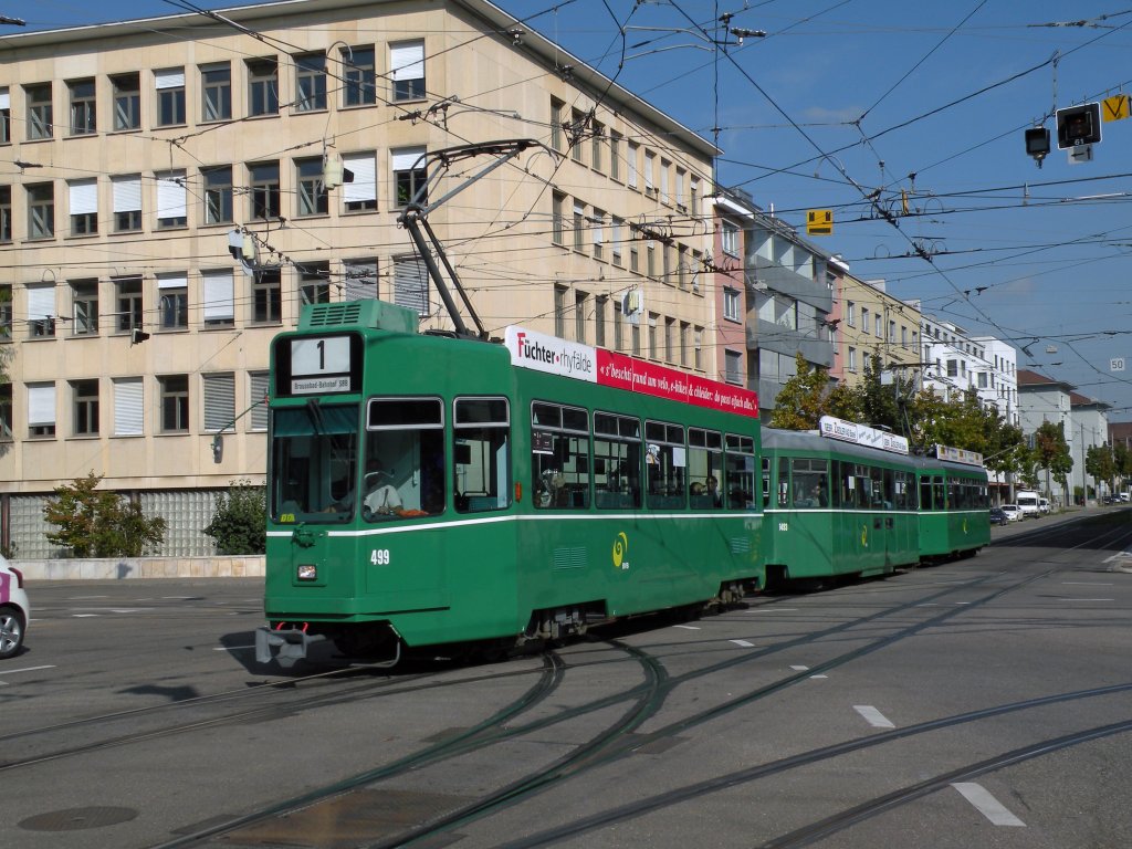 Dreiwagenzug mit dem Be 4/4 499 und dem B4S 1493 und dem Be 4/4 467 auf der Linie 1 fhrt auf die Haltestelle Dreirosenbrcke in Basel ein. Die Aufnahme stammt vom 23.09.2011.